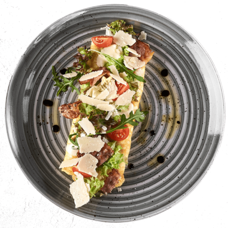 Омлет з печеною куркою та беконом